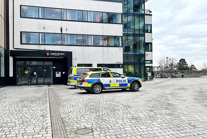 Polisbilar framför byggnad
