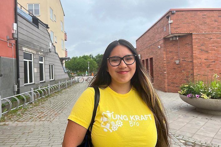 Bild på tjej i gul T-shirt
