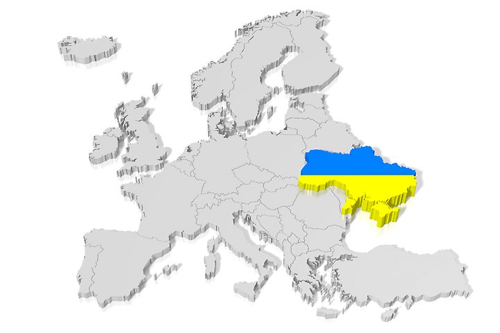 Karta över Europa med Ukraina ifylld med deras flagga